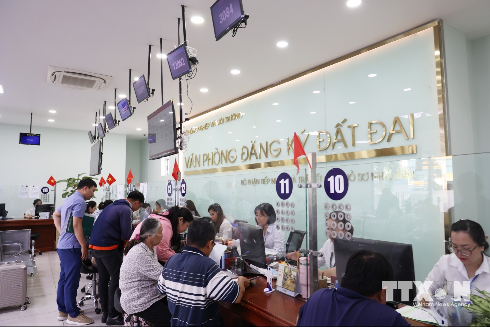 Người dân đến làm thủ tục tại Văn phòng đăng ký đất đai ở TP. Hồ Chí Minh. (Ảnh: Hồng Đạt/TTXVN)